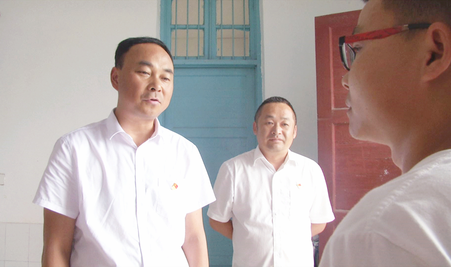 郭蕾走访慰问退休老党员