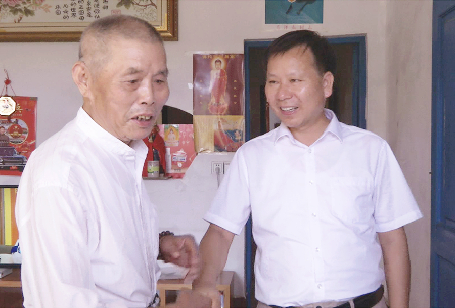彭海涛“八一”前走访慰问困难退伍军人