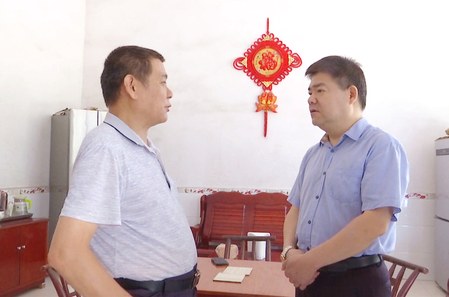 胡晓明“八一”前夕走访慰问部分退伍军人