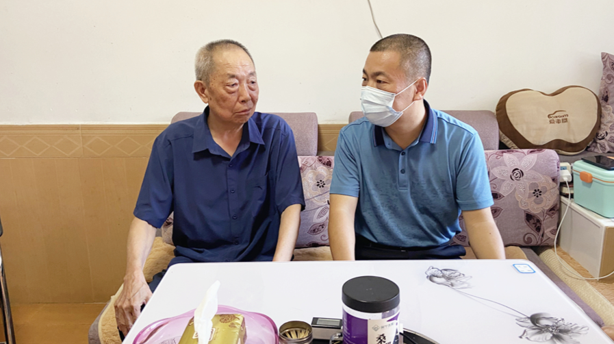 区党委书记刘爱军走访看望退休干部代表