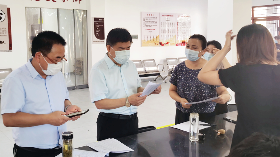 胡晓明实地督导我区新冠疫苗接种工作