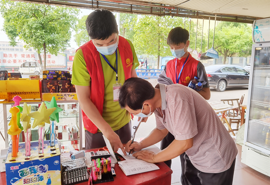 【筑牢钢铁防线 打赢疫情防控阻击战】龙泉街道：上阵父子兵 携手战疫情