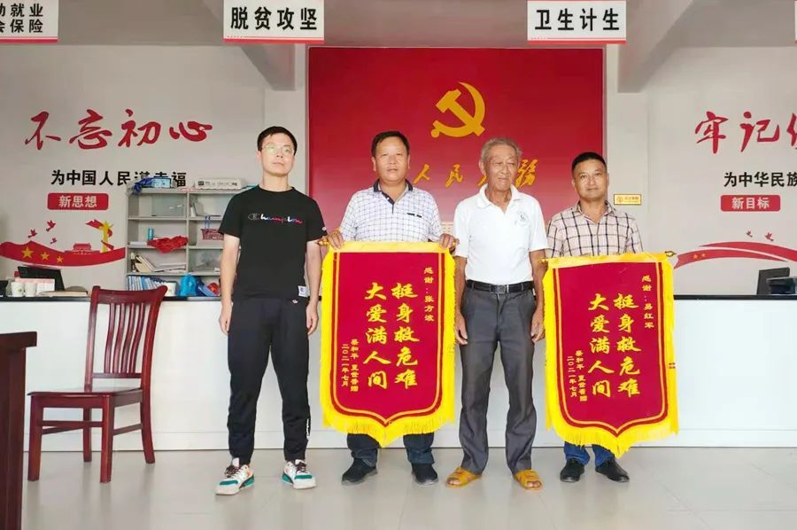 防溺水宣传工作者 宣传途中合力救起落水老人