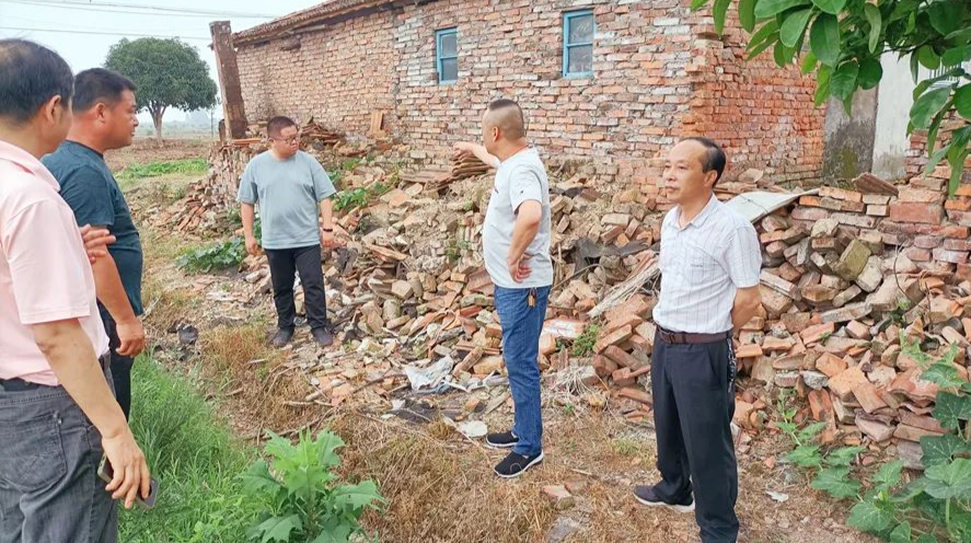 龙泉街道党工委班子督导社区安全生产工作