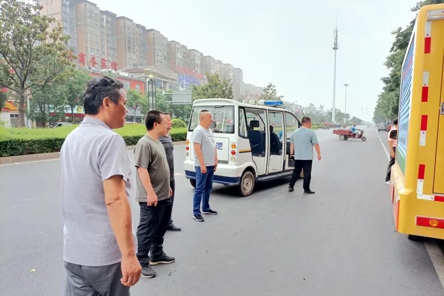 龙泉街道党工委班子成员督导车辆乱停乱靠整治行动
