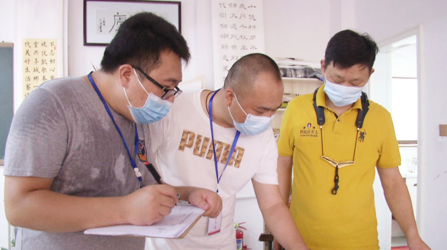 【筑牢钢铁防线 打赢疫情防控阻击战】 龙泉街道育才社区：“敲门服务”多举措强化疫情防控工作