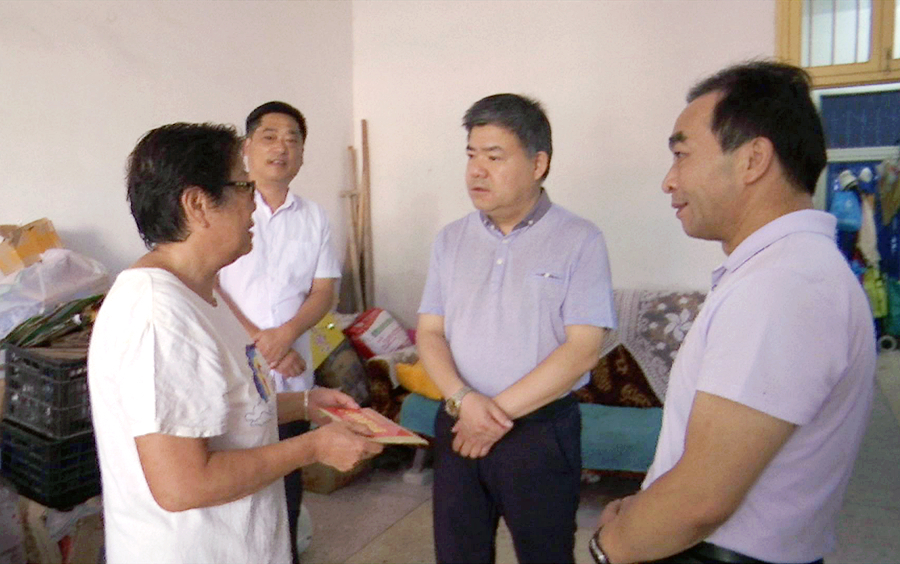 胡晓明慰问教师代表 并向全区教育工作者致以节日问候