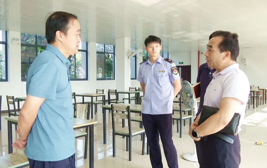 市总工会副主席杨峰来西洞庭管理区就“职工满意食堂”活动进行实地考评