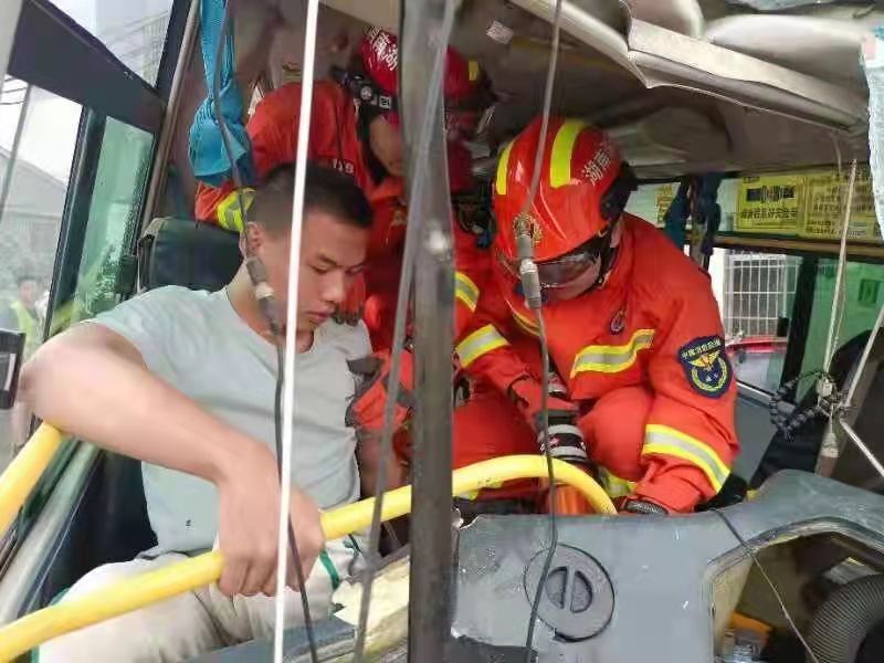 中秋小长假一客车发生交通事故消防紧急救援