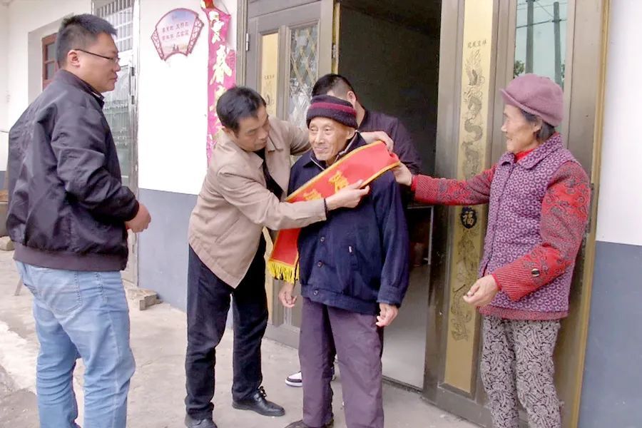 区老干办开展“健康长寿之星”慰问活动及“敬老孝老之星”表彰活动