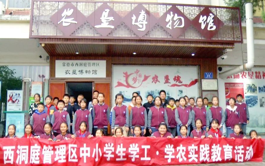 区教育局组织开展学工学农社会实践活动