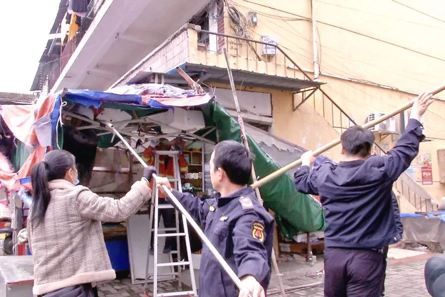 区综合行政执法局开展金桥市场规范管理专项整治行动