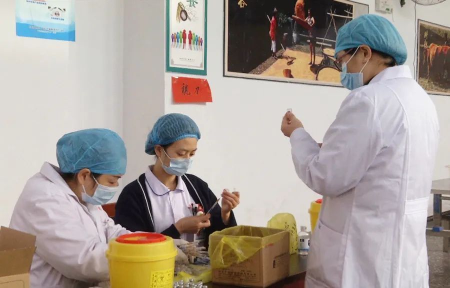 【我为群众办实事】区卫健局组织开展新冠病毒疫苗进校园第二针接种工作