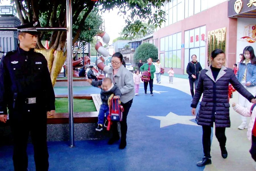 【我为群众办实事】站好“护学岗” 当好“守护人”