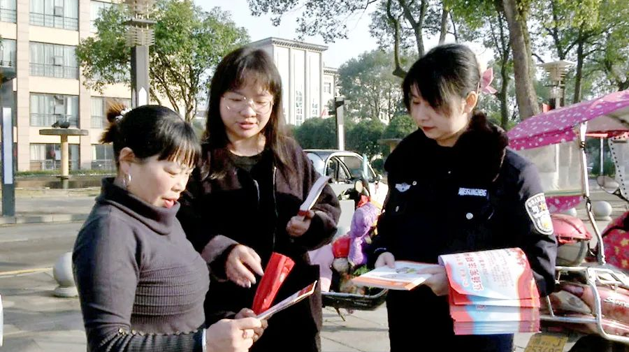 【我为群众办实事】区政法委(司法局)联合区工青妇开展国家宪法日宣传活动