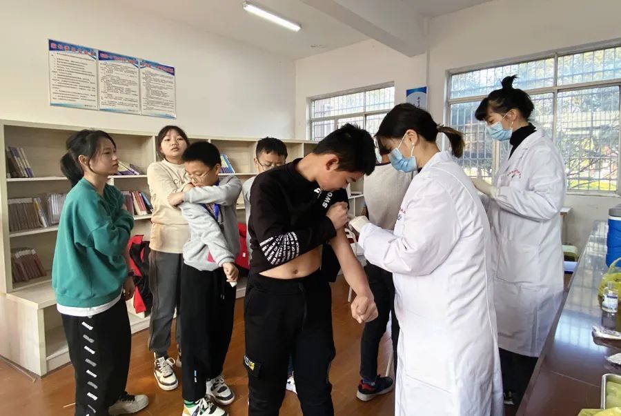 【我为群众办实事】区卫健局联合疾控中心、人民医院走进校园开展流感疫苗接种工作