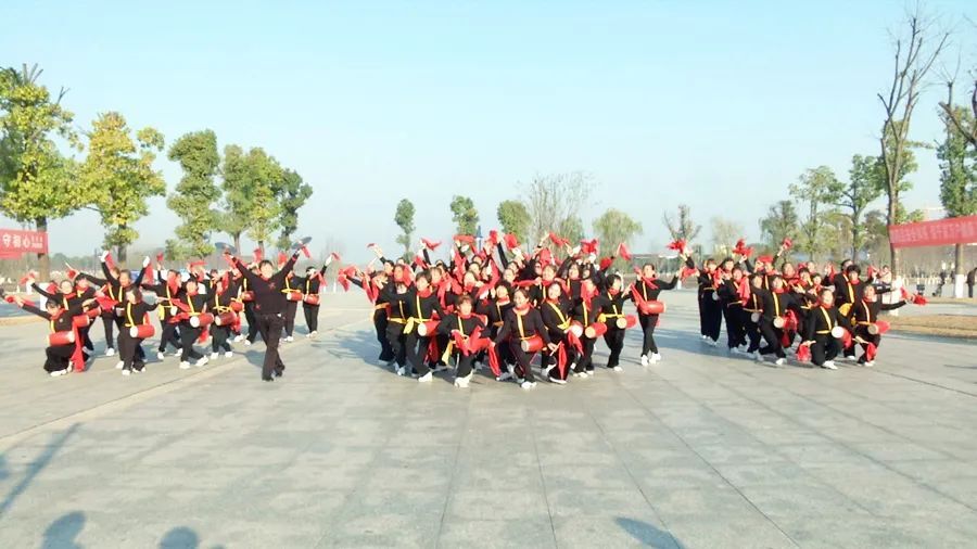 区老年大学举办“迎元旦”腰鼓班教学成果文艺汇演