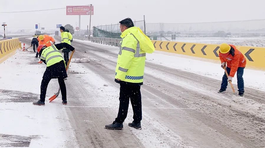 西洞庭多部门齐发力 积极应对低温雨雪冰冻天气