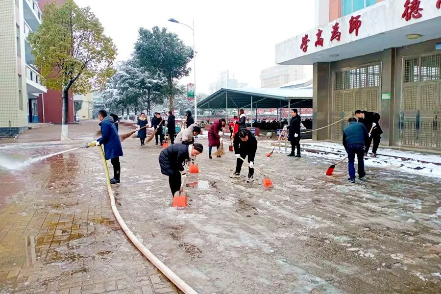 区一中开展“党群同心 除雪保畅”主题实践活动