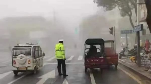 【交通顽瘴痼疾整治】大雾天气 交通干警与社区劝导员全力保障我区道路交通安全