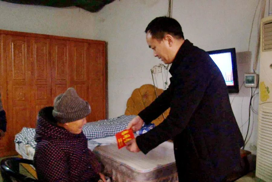 彭小林春节前走访慰问特困户