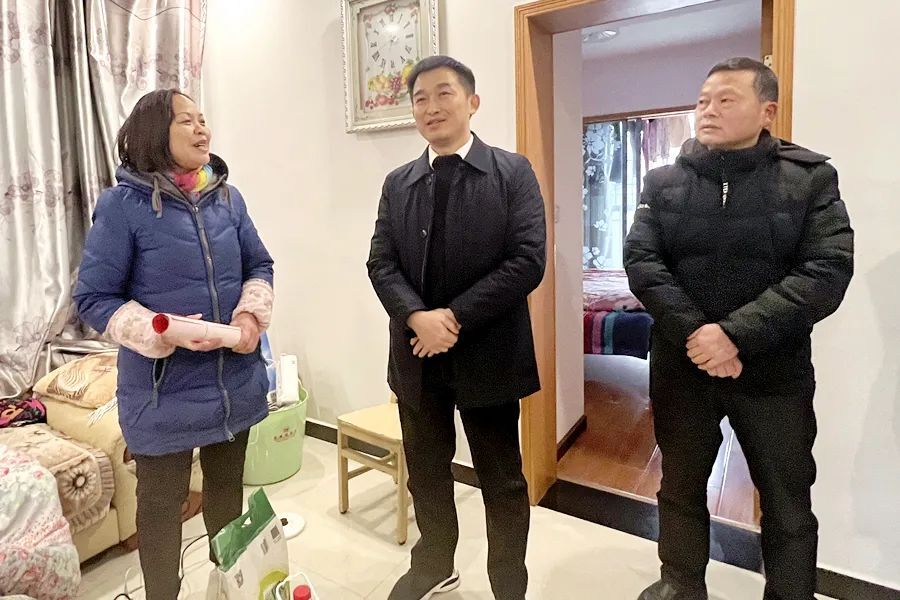 郑涵文春节前走访慰问困难职工