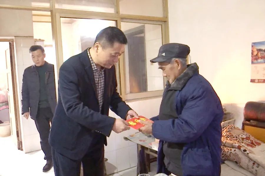 任立走访慰问部分特困户及退役军人