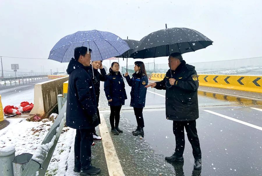 上班第一天，他们巡查除雪护航道路通畅