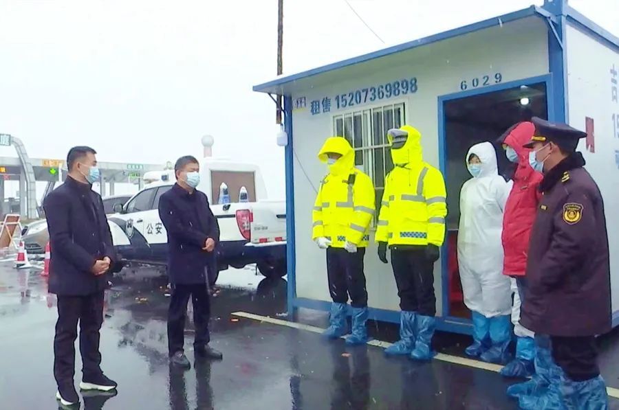 胡晓明督导检查高速路口疫情防控工作