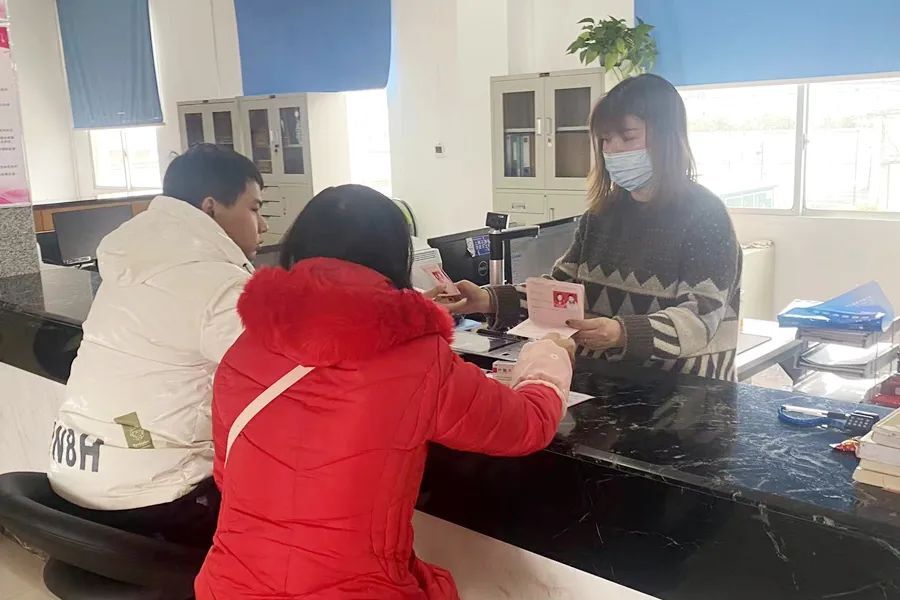 区政务大厅：瑞雪迎新人 服务更高效