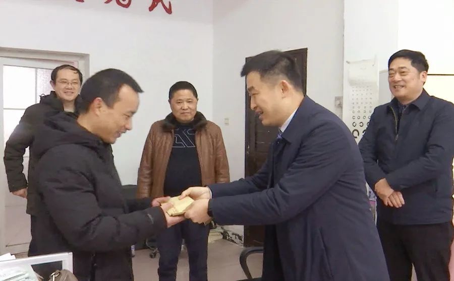 郑涵文看望慰问区一中高三年级教师