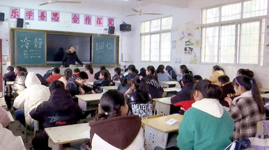 今日，全区各小学幼儿园及区一中高一、二年级开学报到