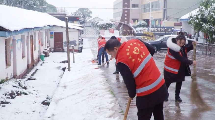 西洞庭管理区多部门积极行动应对雨雪冰冻天气