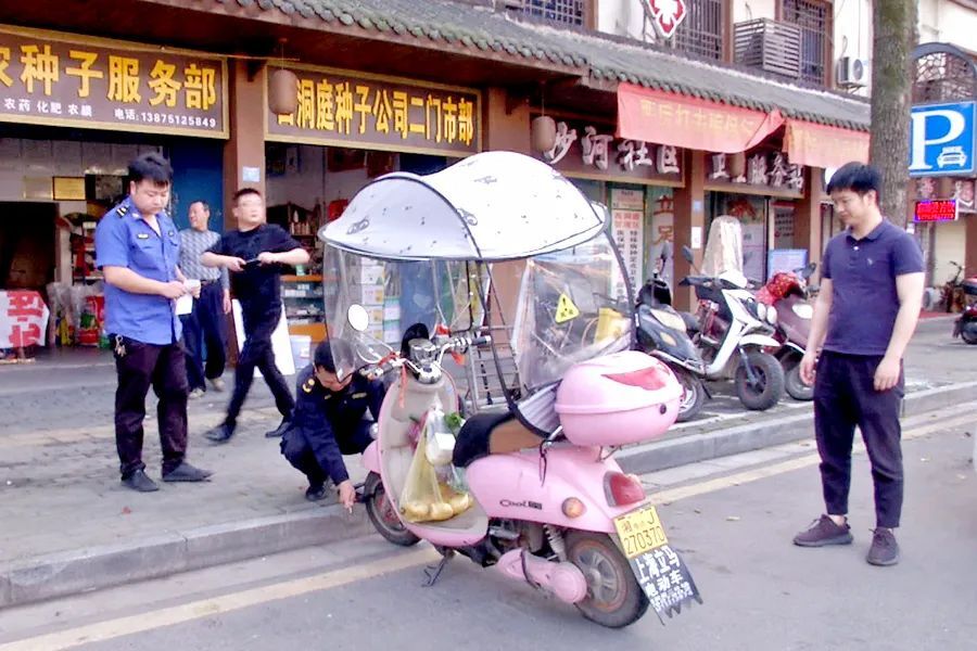 【落实经济工作会精神 我们在行动】龙泉街道联合区综合行政执法局开展非机动车辆停放秩序整治行动