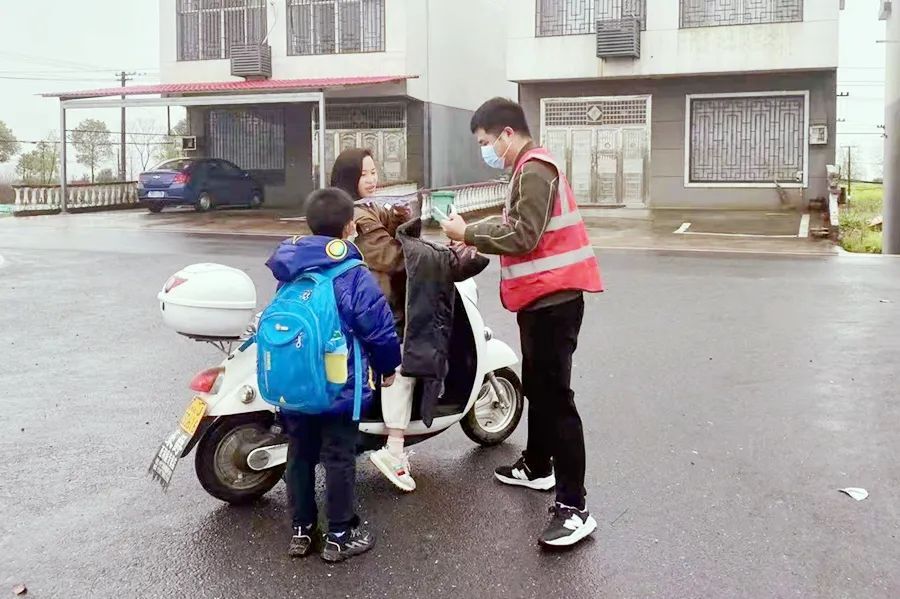 【疫情防控 西洞庭在行动】龙泉完小：党员带头先行 筑牢防疫屏障