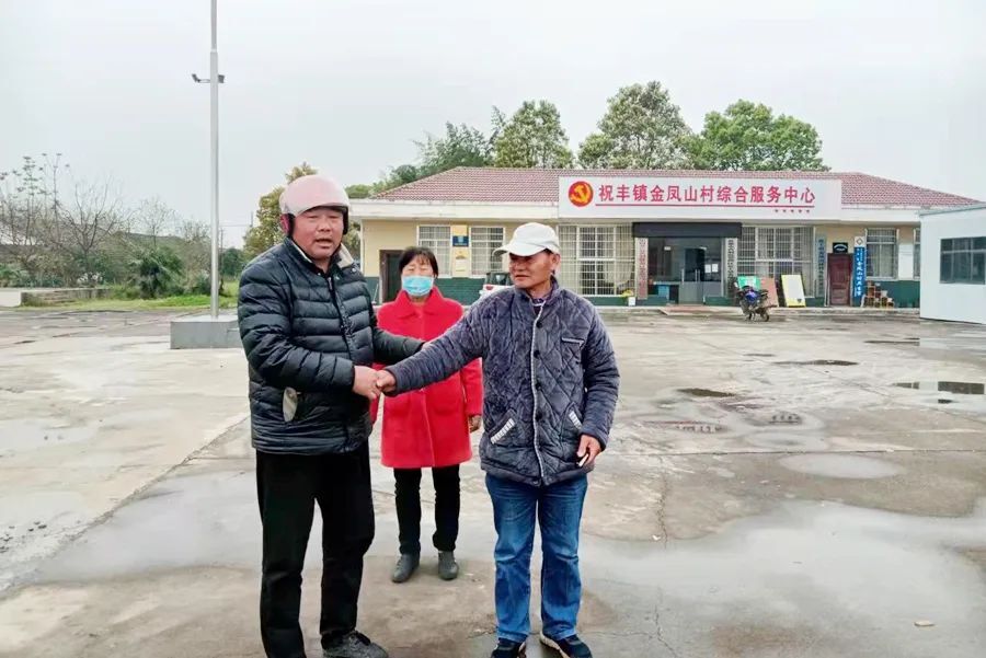 祝丰镇村民贺平安纵身一跳，成功救下八旬落水老人