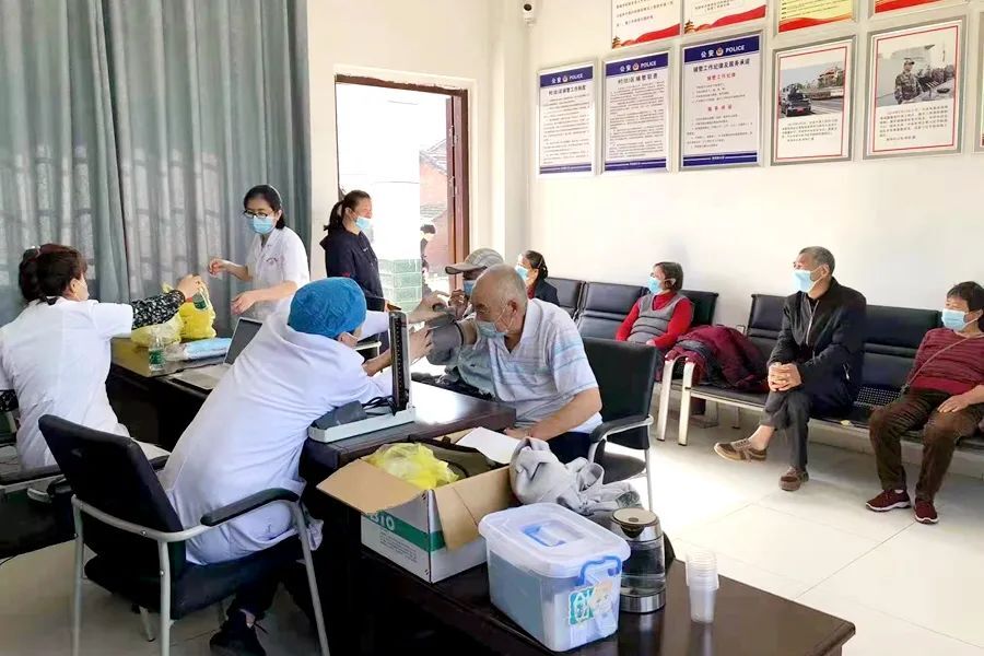 疫苗接种进社区 送“苗”上门为老人