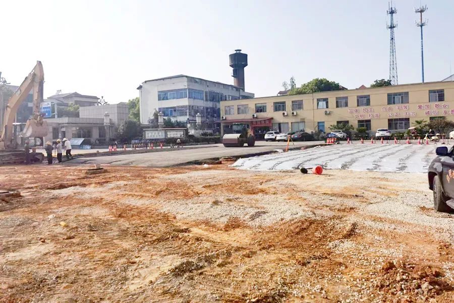 【“十件实事”看落实】疫情防控不松懈 项目建设不停歇 区人民医院前坪广场改造升级按下“快进键”