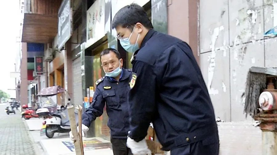 【我为群众办实事】区综合行政执法局：开展积存垃圾及废弃家具清理专项行动