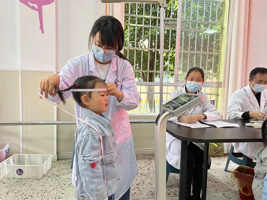 【我为群众办实事】区卫健局、妇幼保健站免费为幼儿园儿童开展健康体检