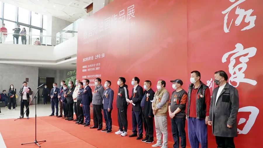 西洞庭美术教师聂浩元“不落窠臼”油画作品展在常德市文化馆举行
