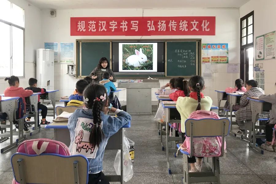 以赛促教 共谱新章 龙泉完小开展公开课比赛