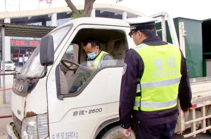 紧盯移动污染源！西洞庭持续开展柴油车辆尾气检测行动