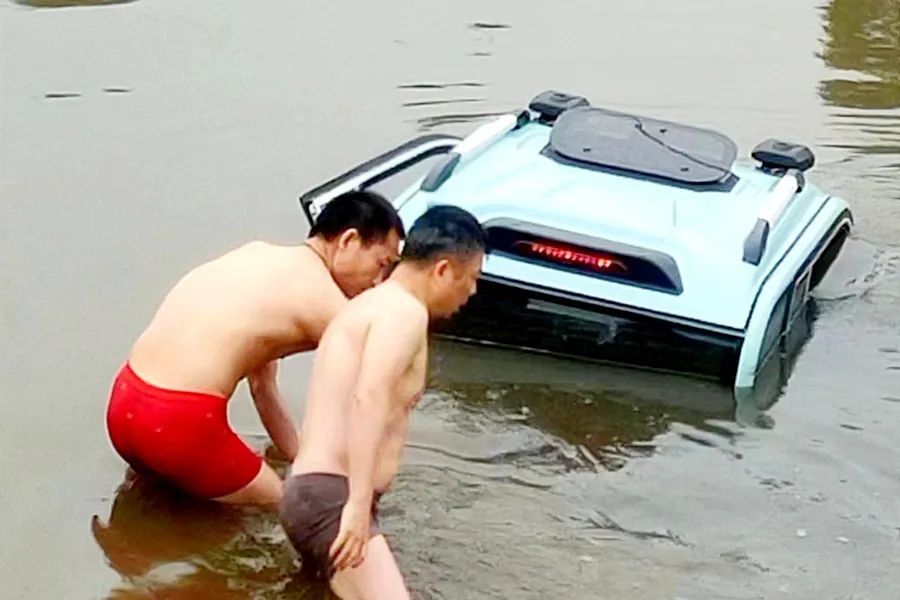 全网怒赞：金凤街道 2个汉子，3分钟，一条命！