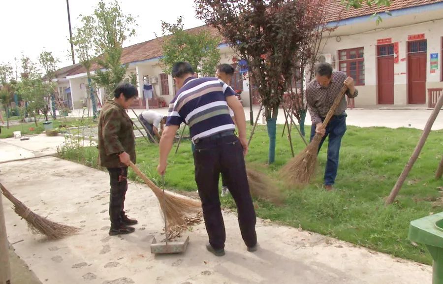 金凤街道望洲社区：充分发挥党员带头作用 开展义务清扫活动