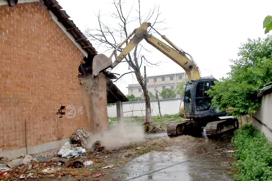 龙泉街道自建危房拆除工作有序进行中