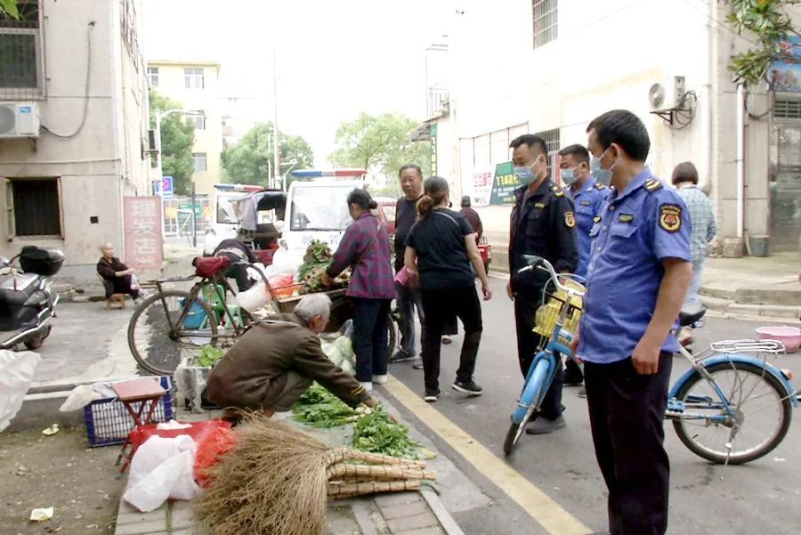 区综合行政执法局对农贸市场不文明现象进行专项整治