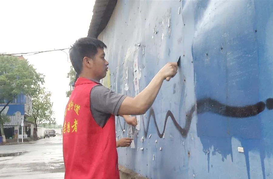 龙泉街道开展乱贴乱画专项清理整治行动
