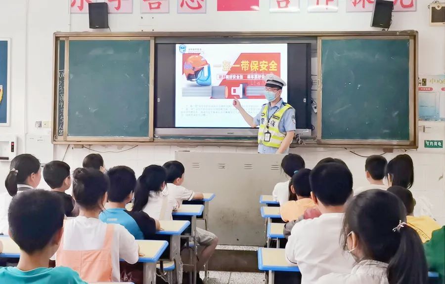 湖南高速交警走进西洞庭中心完小开展“知危险，会避险”之交通安全“六一”进校园活动