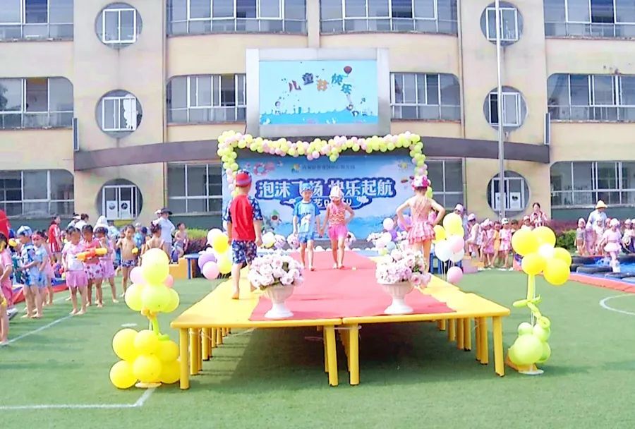 西洞庭中心幼儿园举行“泡沫飞扬，快乐起航”游艺活动